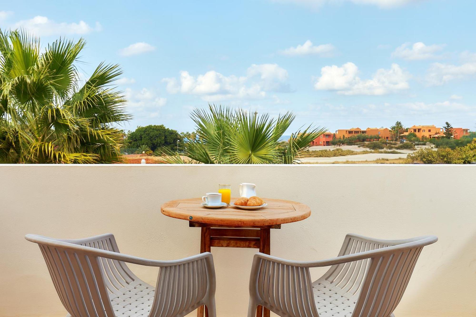 Sirens Beach & Village Малиа Экстерьер фото